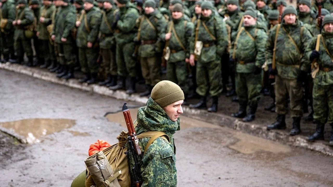 Російські солдати в камуфляжі вишикувані строєм перед тотальною мобілізацією