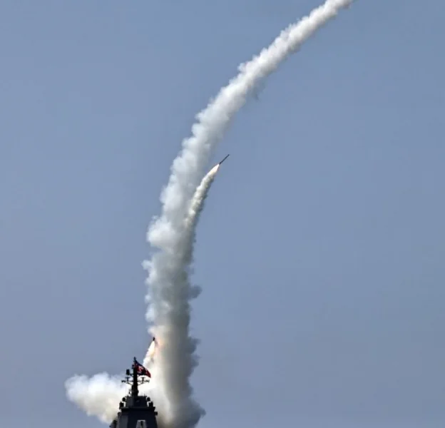 Пуск стратегічної ракети з есмінця «Кан Геон» ВМС КНДР