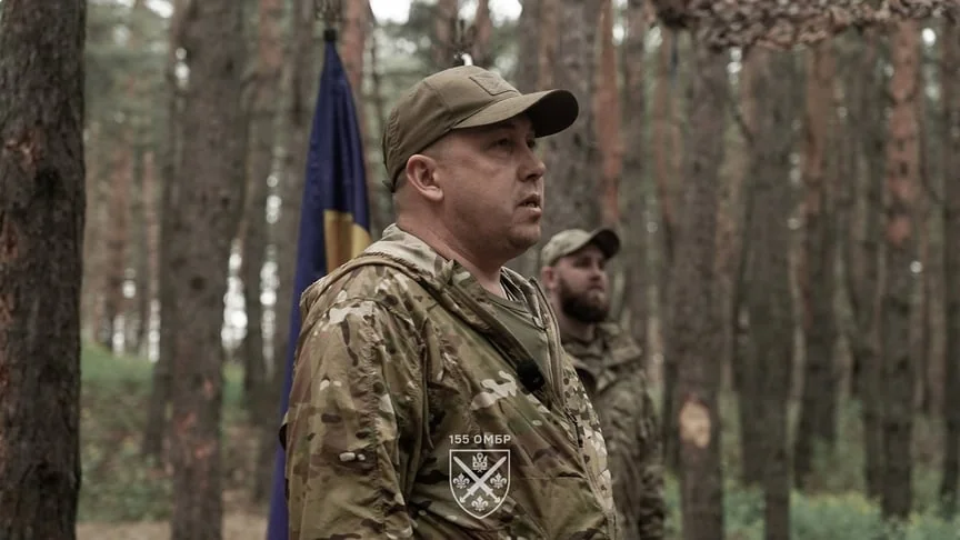Командир 155-ї механізованої бригади Станіслав Лучанов у лісовому масиві