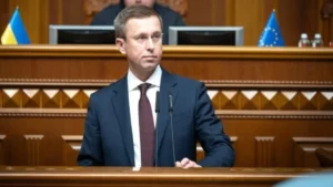 Премєр-міністр Сергій Корецький на трибуні Верховної Ради з прапором ЄС