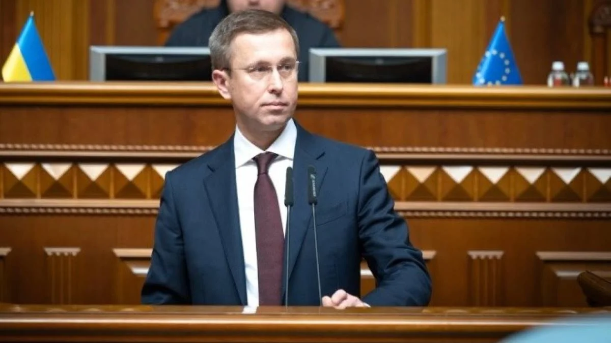 Премєр-міністр Сергій Корецький на трибуні Верховної Ради з прапором ЄС