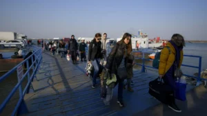 Росіяни з багажем залишають країну через морський порт