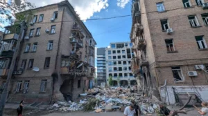Разрушенные дома на Лукьяновке после обстрелов, вызвавших падение цен на квартиры