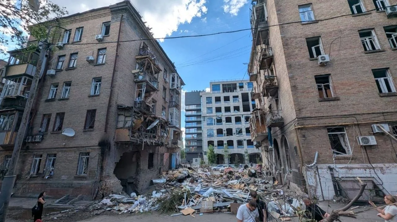 Разрушенные дома на Лукьяновке после обстрелов, вызвавших падение цен на квартиры