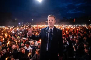 Петер Мадяр вітає натовп на нічному мітингу в Угорщині