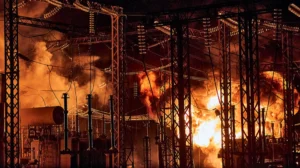 Палаюча електропідстанція після масованої атаки РФ на енергетику України