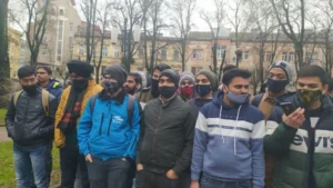 Група чоловіків з Індії та Пакистану на вулиці в Україні