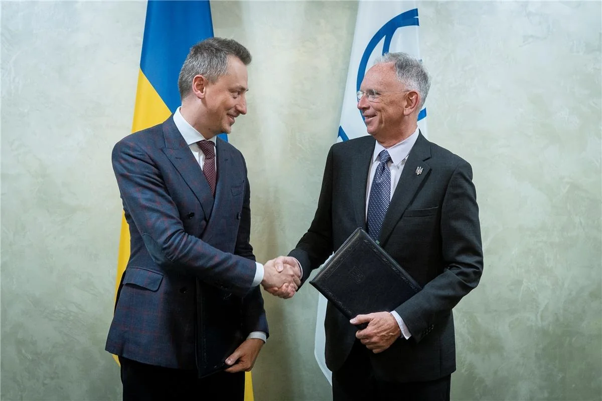 Представники Світового банку та України під час укладання угоди про фінансову допомогу