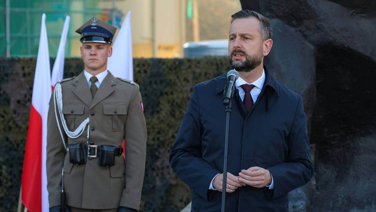 Міністр оборони Польщі Владислав Косіняк-Камиш виступає на меморіалі Волинської трагедії