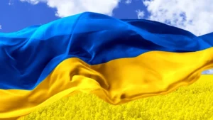 Прапор України над жовтим полем як символ зростання економіки за прогнозом МВФ