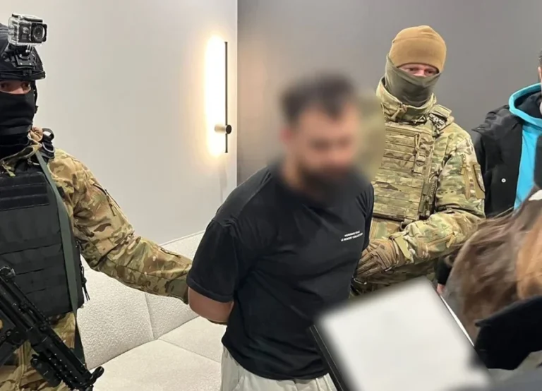 На Вінничині спецназ затримав дезертира, який відбивався сокирою