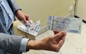 Банкноты 2000 гривен Национального банка Украины в руках