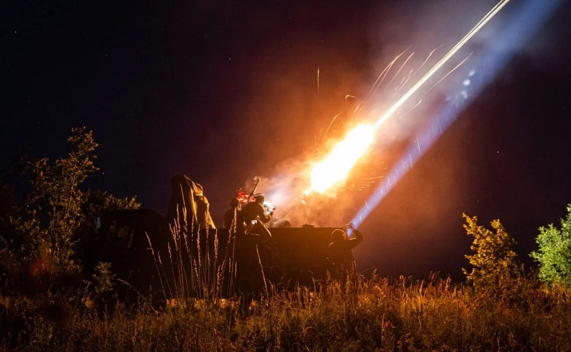Українська ППО веде вогонь по дронах під час нічної атаки РФ