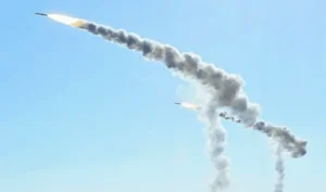 Дві російські ракети Х-59 з димовими слідами в небі під час атаки на Україну