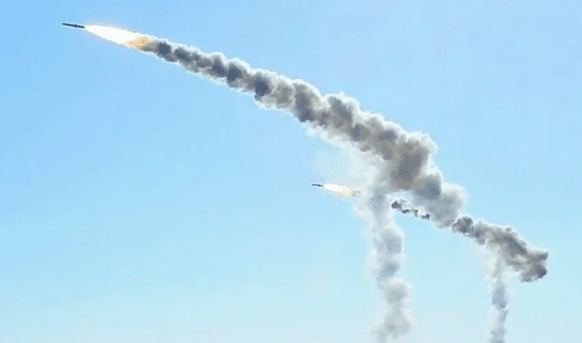 Дві російські ракети Х-59 з димовими слідами в небі під час атаки на Україну