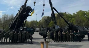 Система Patriot з прапорами України та Нідерландів на церемонії передачі