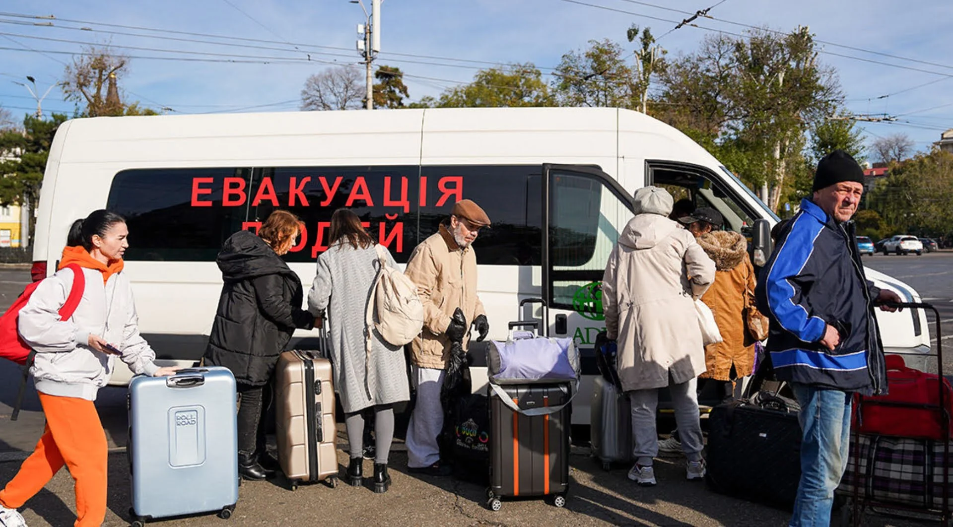 Мешканці Дніпропетровщини з валізами під час обов’язкової евакуації біля мікроавтобуса ЕВАКУАЦІЯ ЛЮДЕЙ