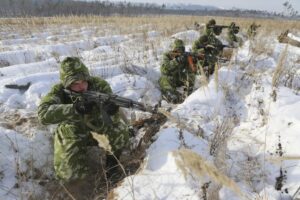 Окупанти в зимовому камуфляжі на снігу під Оріховом