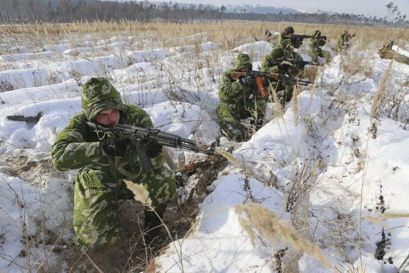 Окупанти в зимовому камуфляжі на снігу під Оріховом