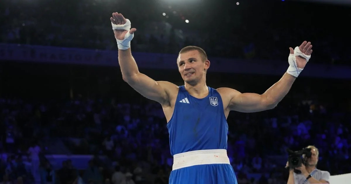 Олімпійський чемпіон Олександр Хижняк святкує перемогу на рингу