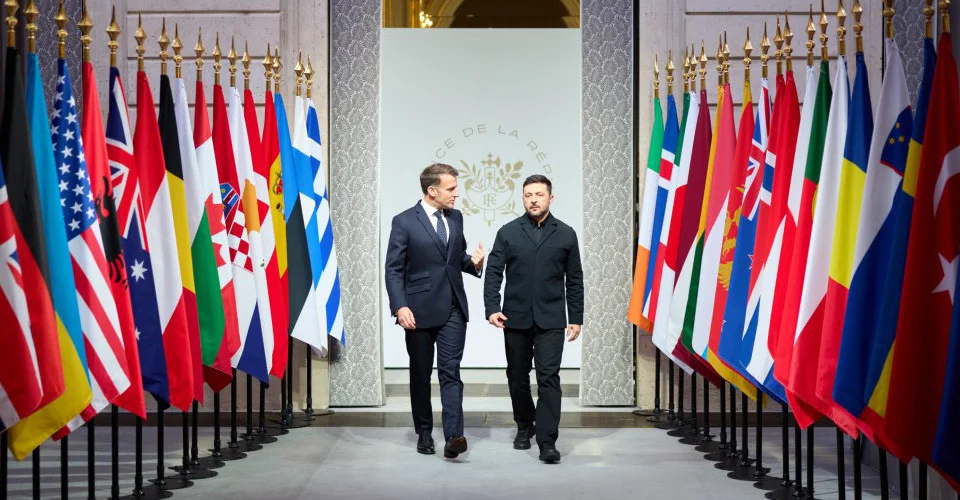 Зеленський і Макрон серед прапорів країн коаліції в Парижі