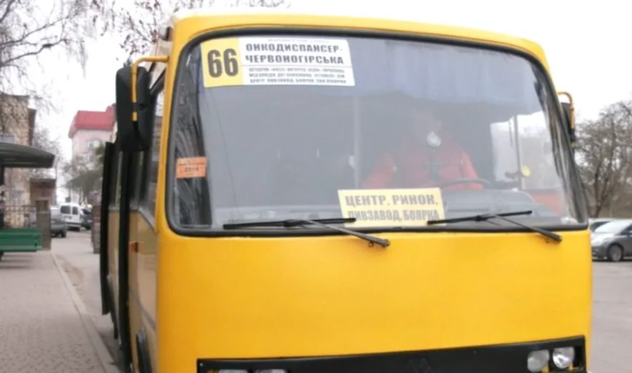 Жовта маршрутка №66 на зупинці, до якої водії зобов’язані поступатися за ПДР