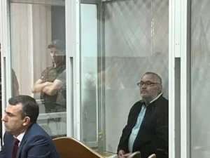 Подозреваемые в убийстве Березовской в стеклянной кабине суда