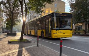 Жовтий автобус на маршруті в Києві після змін руху через атаку РФ