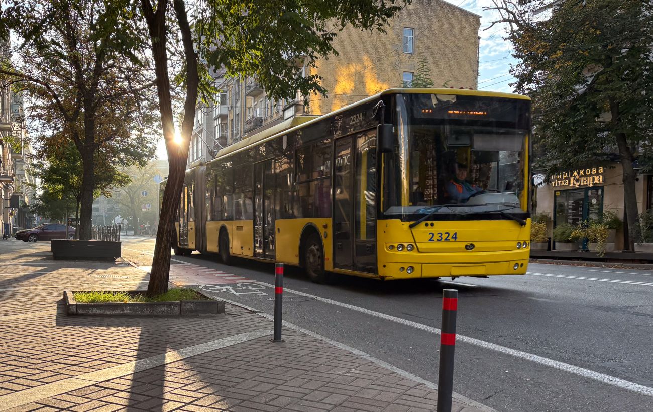 Жовтий автобус на маршруті в Києві після змін руху через атаку РФ