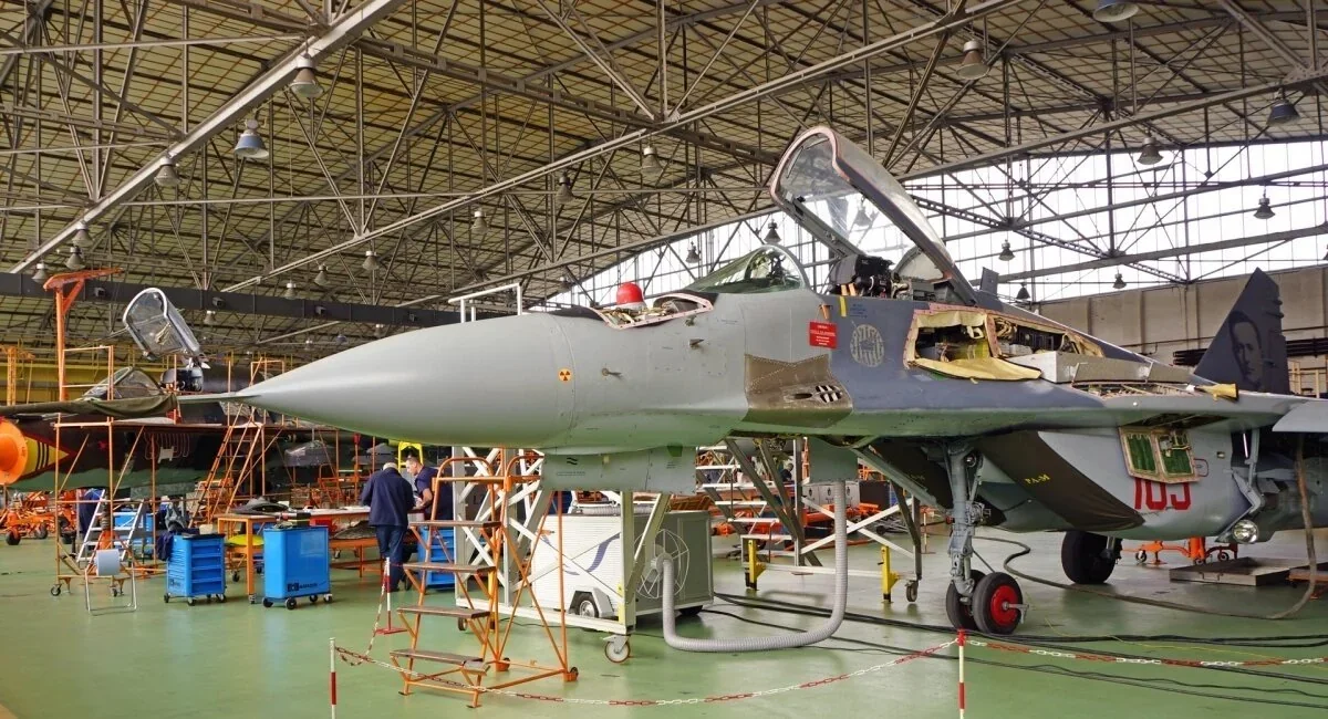 МіГ-29 ВПС Польщі на модернізації в авіаційному ангарі для України