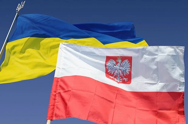 Прапори Польщі та України на тлі неба