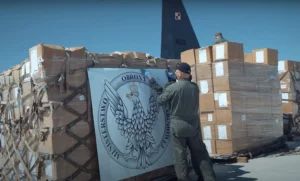 Польські військові завантажують логістичні вантажі для України