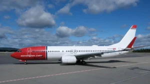 Літак Norwegian на аеродромі з фірмовим логотипом перед зміною після ЧС-2026