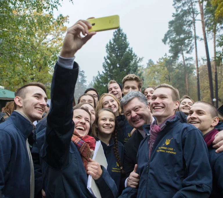 Рядом с третьим президентом Украины на фотографии