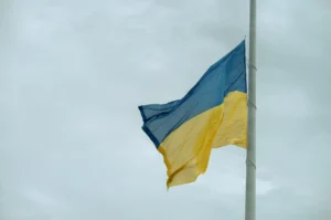Приспущений прапор: символ скорботи та єдності нації