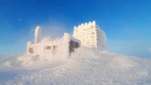 Засніжена обсерваторія на Піп Івані Чорногірському під час похолодання в Карпатах