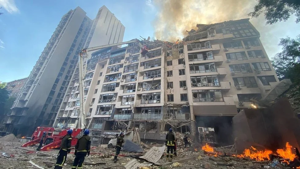 Пошкоджений житловий будинок у Києві після ракетного удару РФ