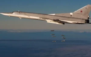 Ту-22М3 сбрасывает крылатые ракеты во время полета над облаками
