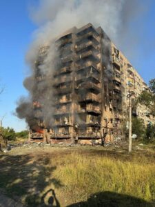 Зруйнована багатоповерхівка в Костянтинівці після обстрілів на Донеччині
