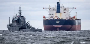 Російський військовий корабель охороняє танкер Kiwala тіньового флоту