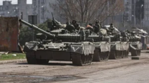 Колонна российских танков перемещается через Мариуполь