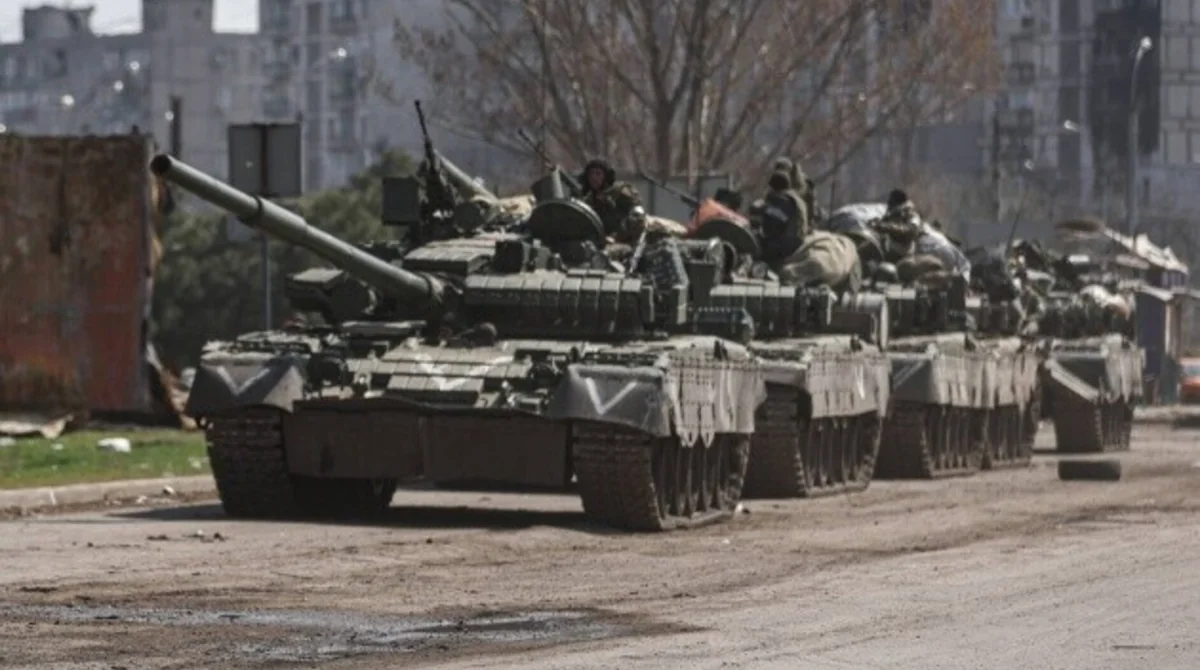 Колонна российских танков перемещается через Мариуполь