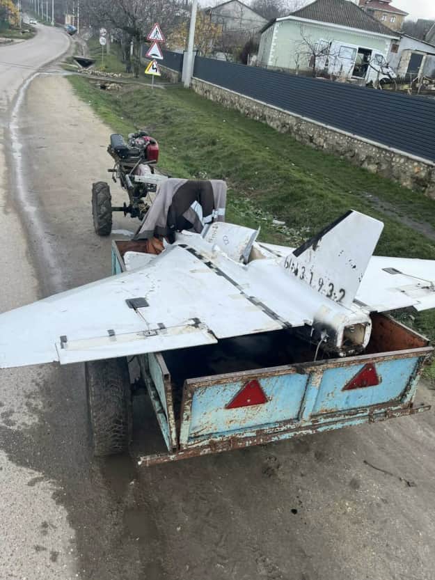 Залишки дрона «Герань-2» на причепі в селі Копанка