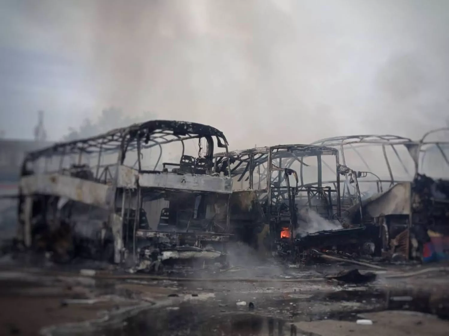 Згорілі автобуси після російського удару по підприємству в Одесі