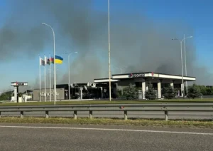 Пошкоджена АЗС SOCAR на Житомирщині після російського удару, чорний дим