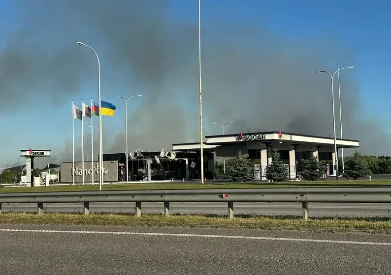 Пошкоджена АЗС SOCAR на Житомирщині після російського удару, чорний дим