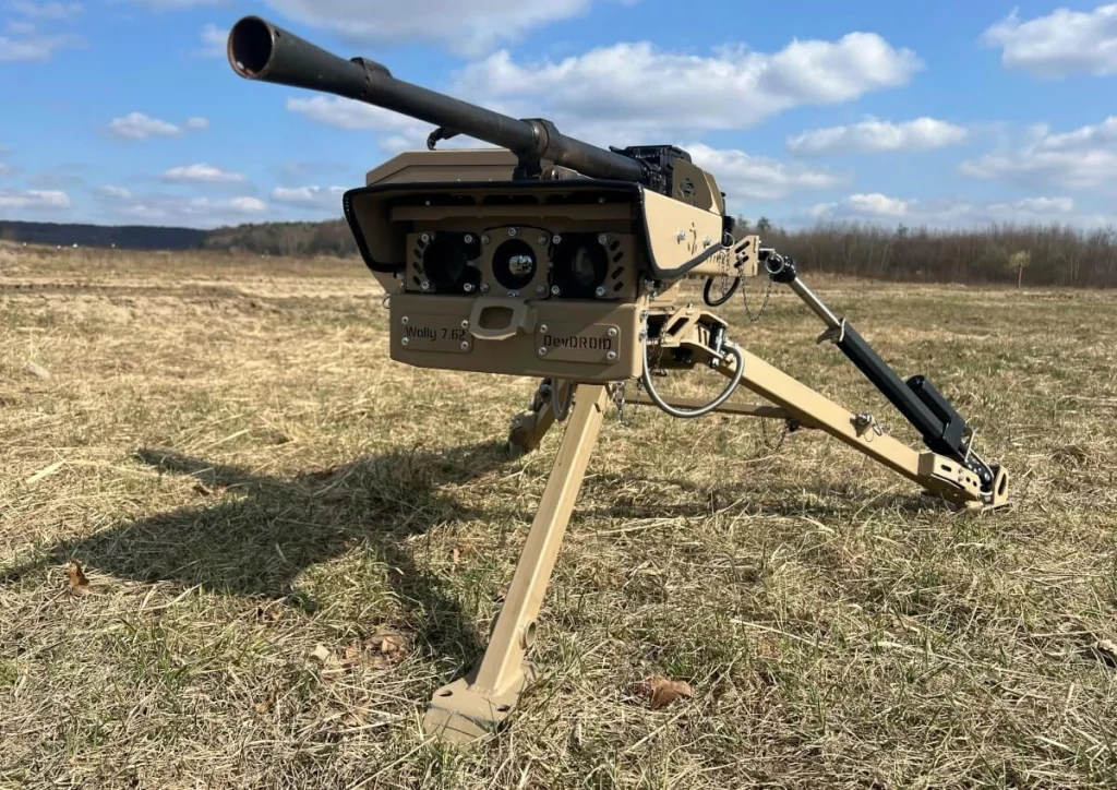 Бойовий модуль Wolly 7.62 з кулеметом ПКМ на тринозі в полі