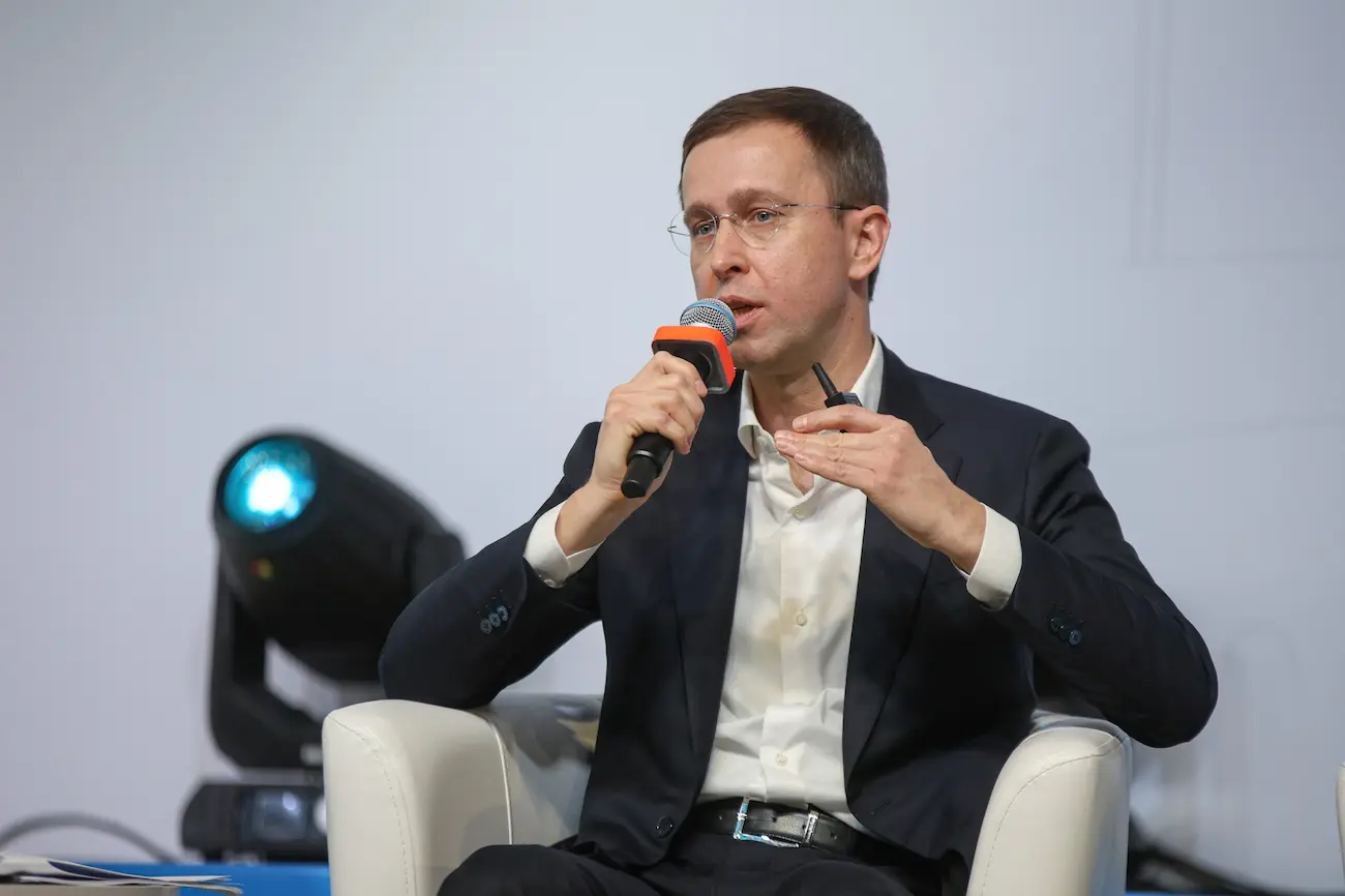 Сергій Корецький виступає з мікрофоном як кандидат у премєри України