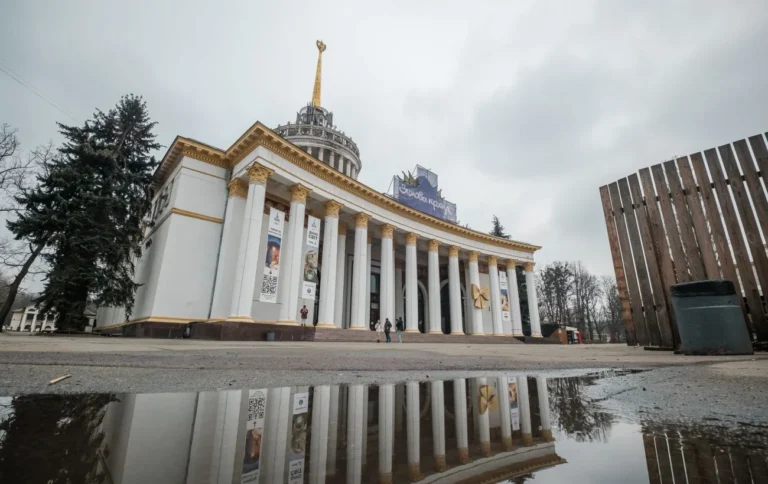 Серп і молот на ВДНГ: переосмислення замість демонтажу