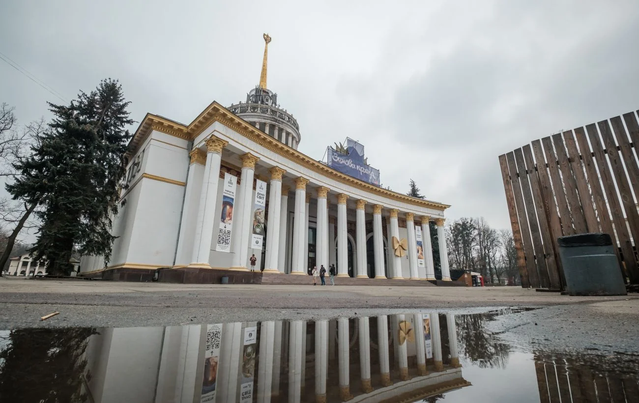 Павільйон ВДНГ у Києві із серпом і молотом на фасаді